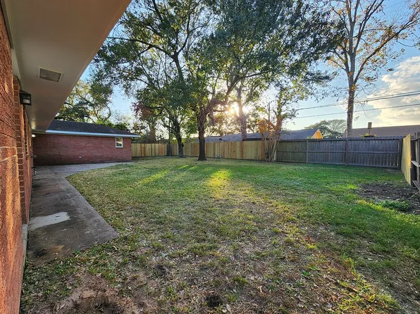 2304 Belvedere Dr, Baytown, TX 77520