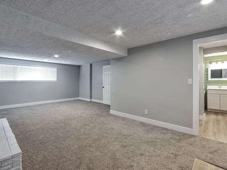 584 E 2300 N — Photo 12