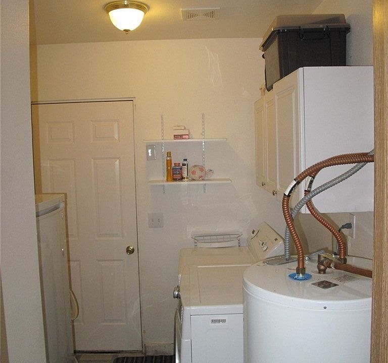 2nd image of 1011 W Hazel St