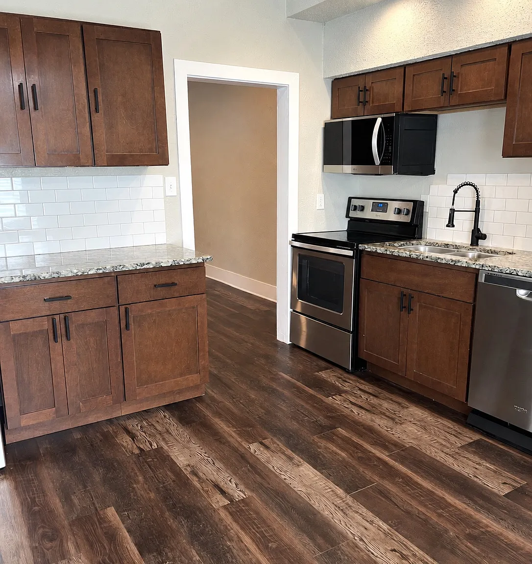202 Burton Dr — Photo 2