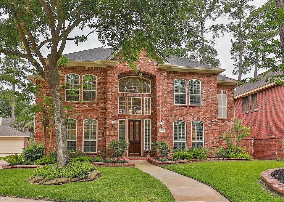 Beautifully Renovated Executive Trendmaker Home (4-5/3.5/2) on Quiet Cul-De-Sac in the Upscale Close-In Neighborhood of Woodwind Lakes.