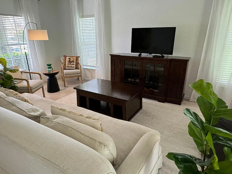13519 Fountain View Blvd — Photo 1