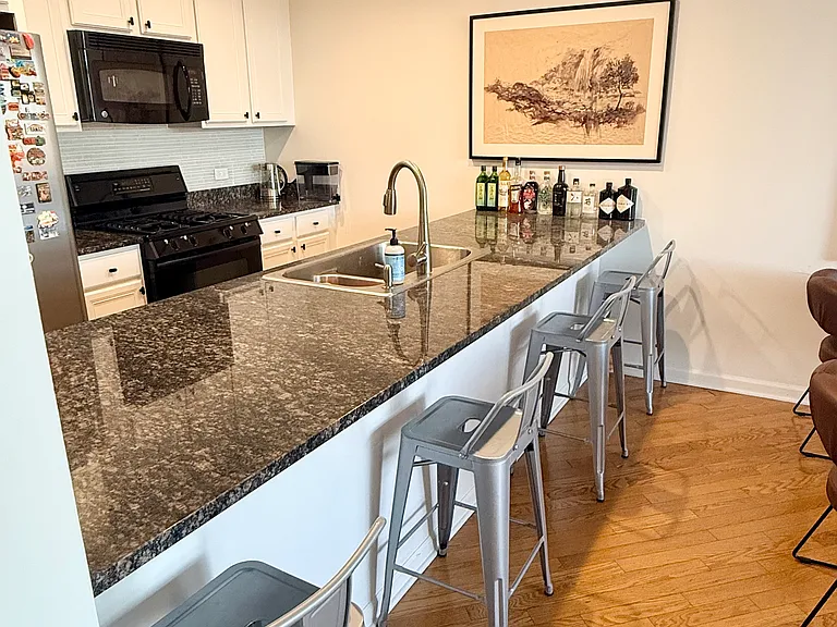 2317 W Wolfram St #413 — Photo 2