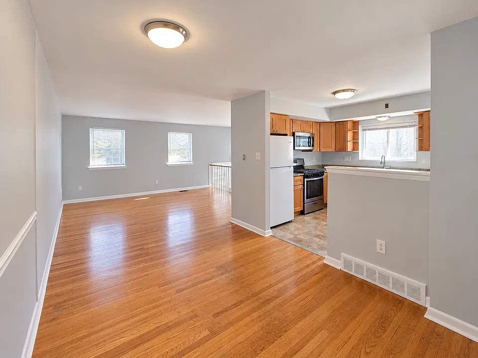 3 bed, 1.0 bath, 925 sqft, $1,965
