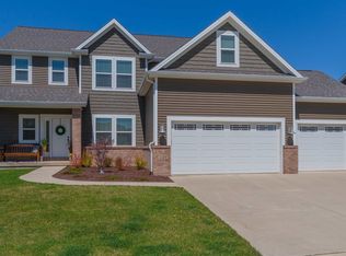 1127 Willow Creek Dr, Bloomington, IL 61705