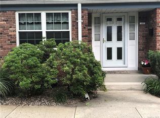 195 Doxbury Ln, Suffern, NY 10901