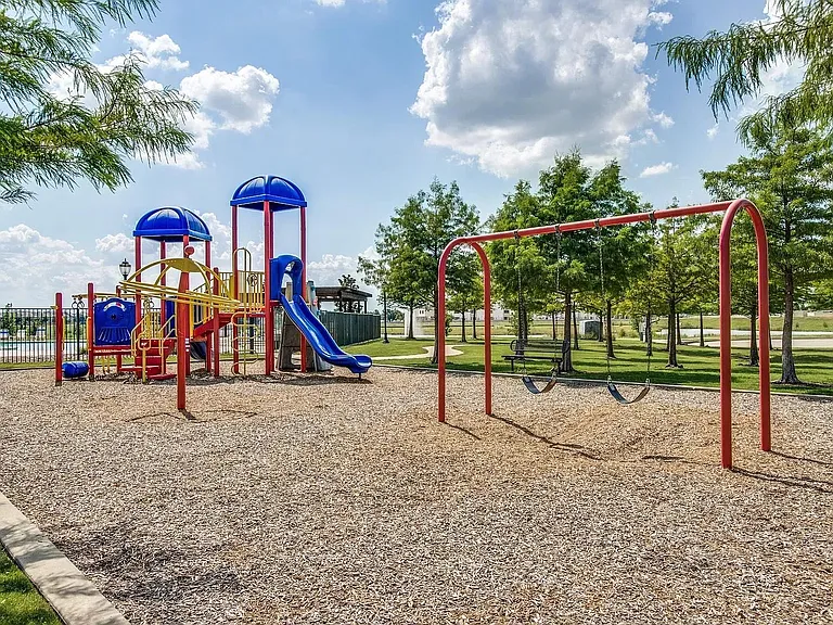 7772 Ivanhoe Dr — Photo 29