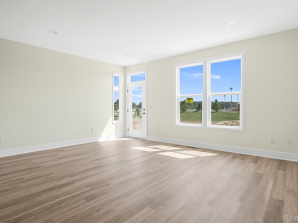 282 Percy Dr, photo 5