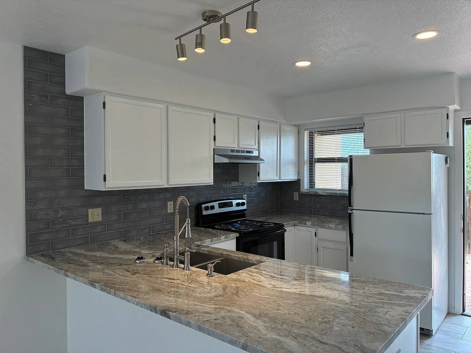 2 bed, 900 sqft, $1,600 — Photo 1