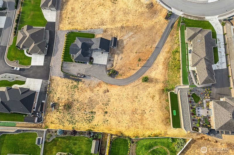5th image of 874 Autumn Crest Drive