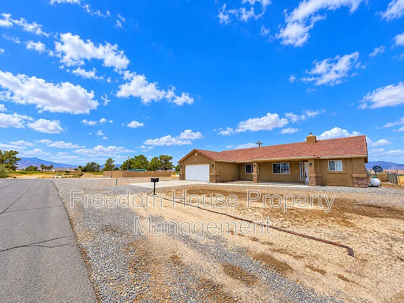 3 bed, 2.0 bath, 1721 sqft, $1,941 — Photo 2