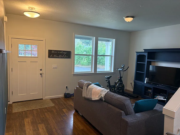 640 E Camellia St — Photo 2