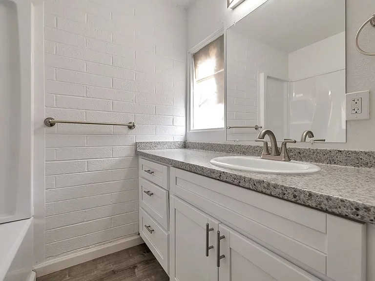 1815 W Tuckey Ln — Photo 17