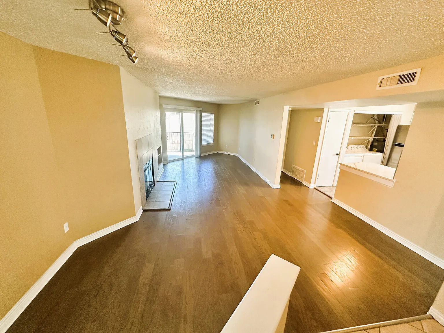 2 bed, 2.0 bath, 1010 sqft, $1,700 — Photo 4