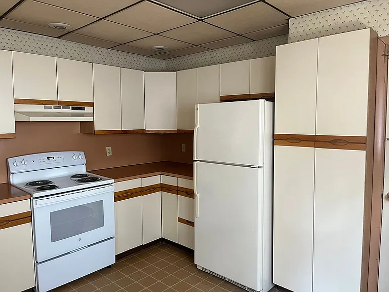 940 Woodlawn St — Photo 3