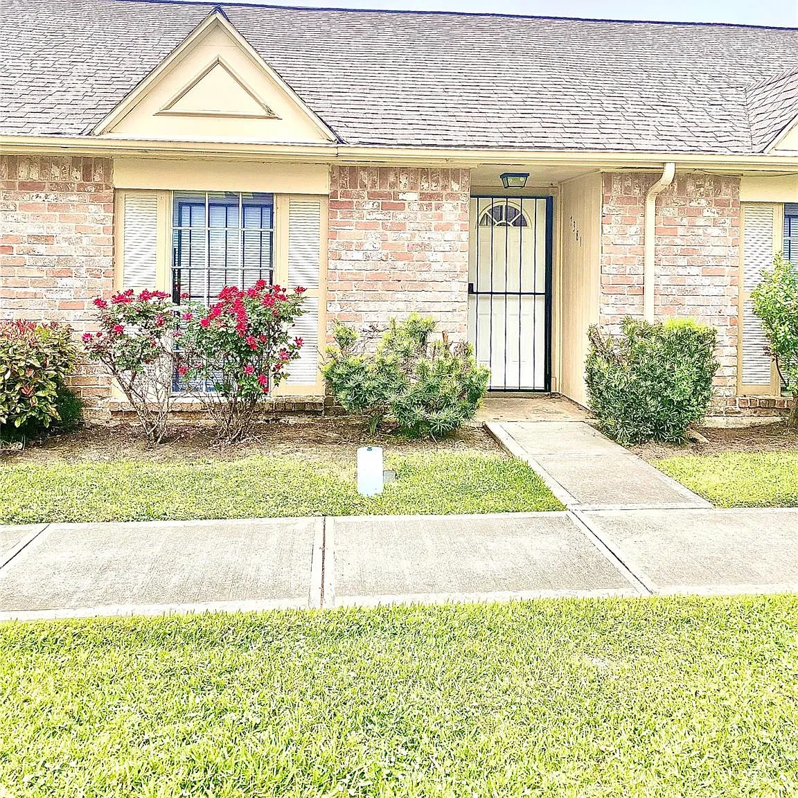 3 bed, 2.0 bath, 1208 sqft, $1,600 — Photo 1