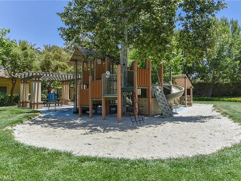 166 Coralwood — Photo 32