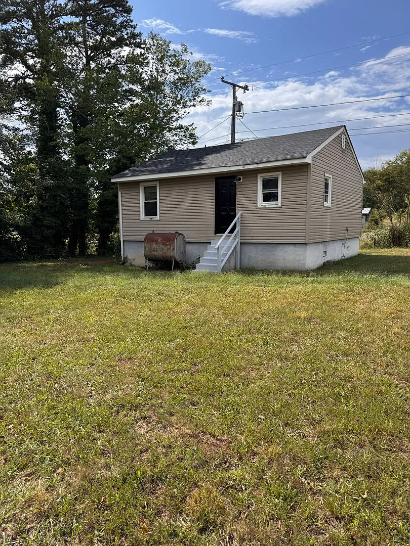 2 Bedroom || 1 Bathroom Single Family Home — Photo 2
