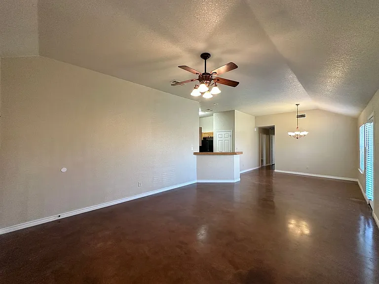 2103 Charleston Ct — Photo 4