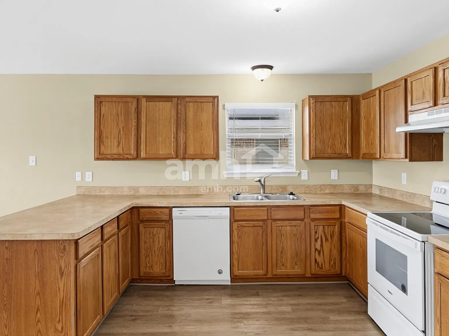 4 bed, 2.5 bath, 2554 sqft, $2,435 — Photo 3
