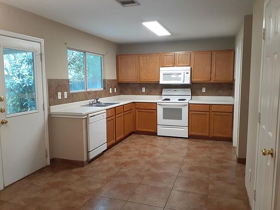 4th image of 3919 Privet Pl