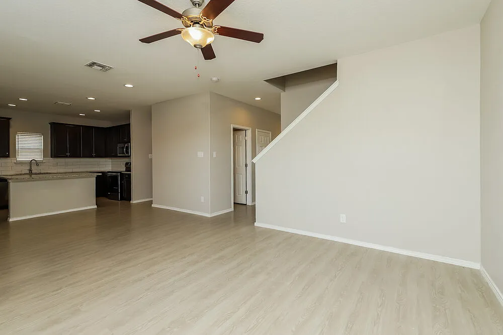 4 bed, 2.5 bath, 1915 sqft, $2,550 — Photo 4
