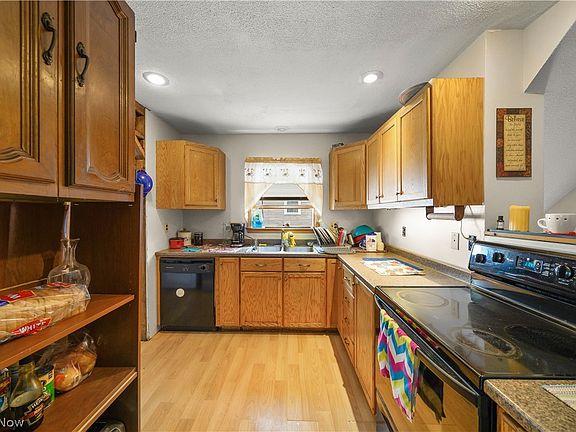 3rd image of 305 Oak Knoll Ave