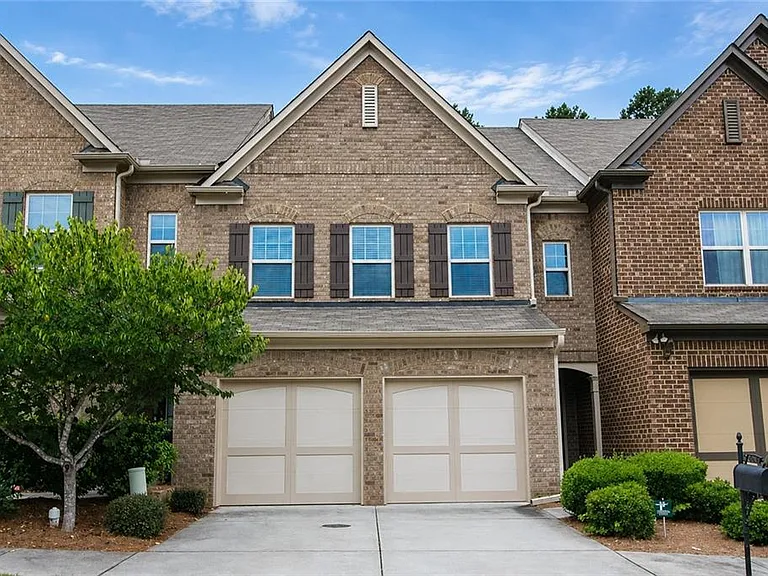 2132 Greencrest Cir — Photo 1