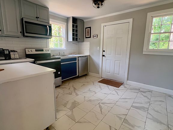 4th image of 740 Casplan St SW
