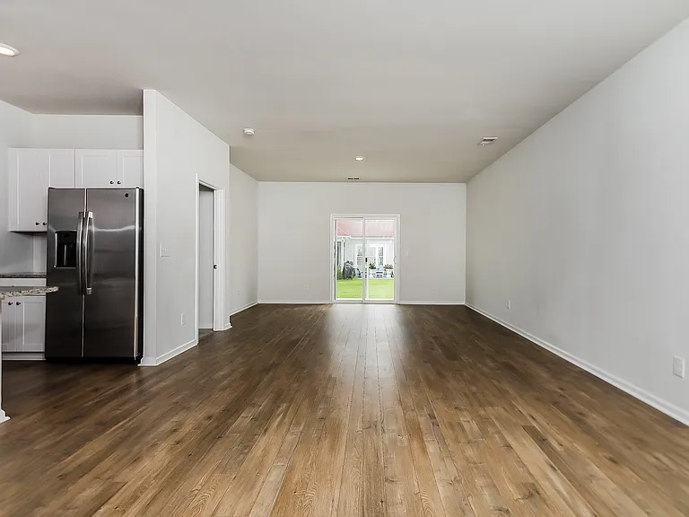 120 S Reindeer Rd — Photo 8