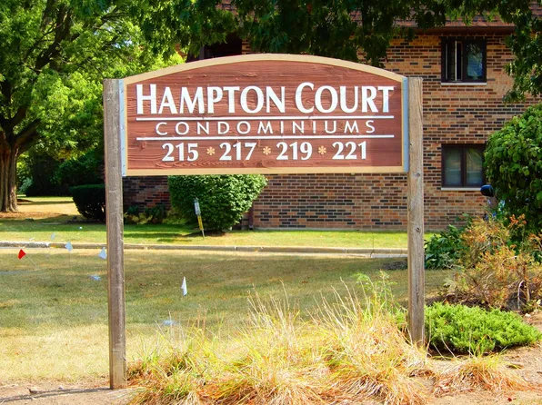 221B Uteg St #B, Crystal Lake, IL 60014