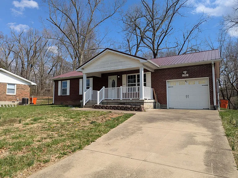 398 Pinewood Dr — Photo 3