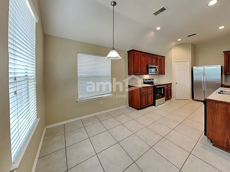 2113 Breezeway Ln — Photo 5