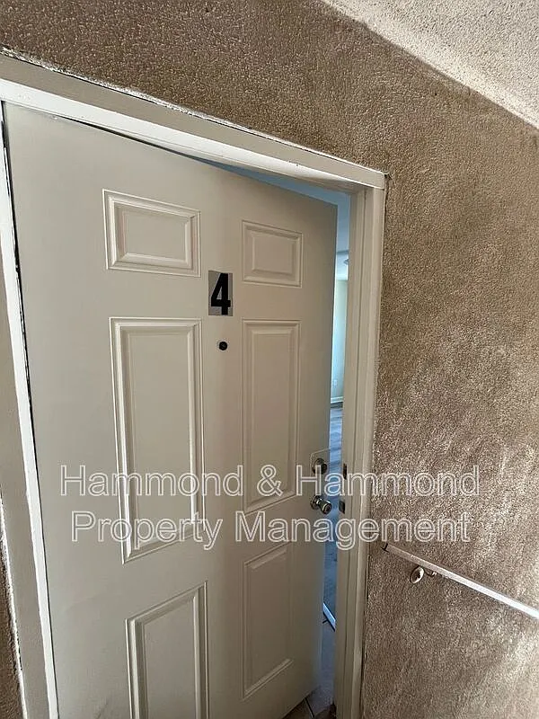 3 bed, 2.0 bath, 698 sqft, $2,395 — Photo 3