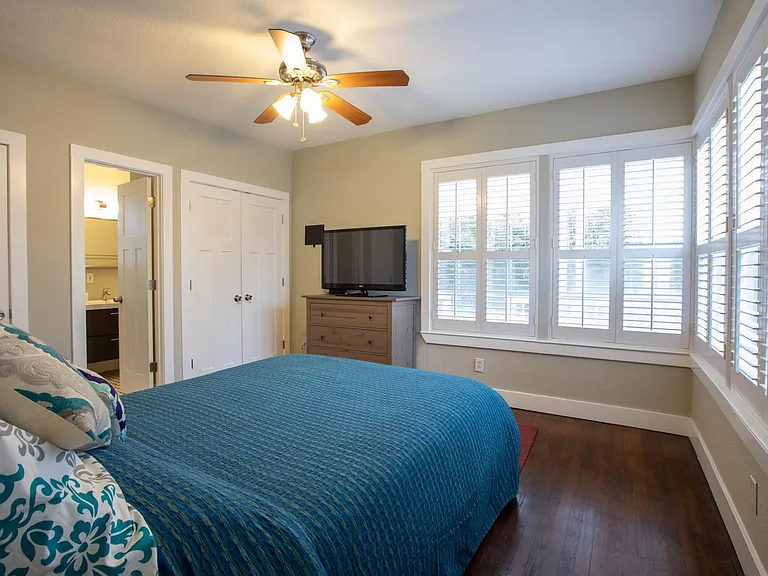 702 W North Loop Blvd — Photo 3