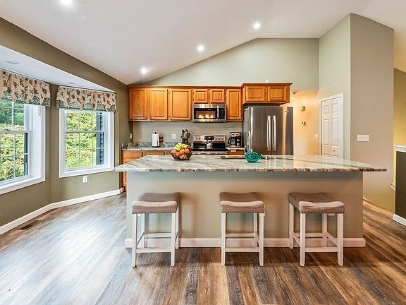 4th image of 37 Moreland Green Dr