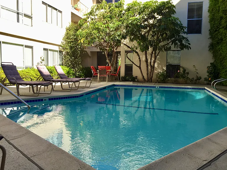 Sherman Oaks Apartments — Photo 20