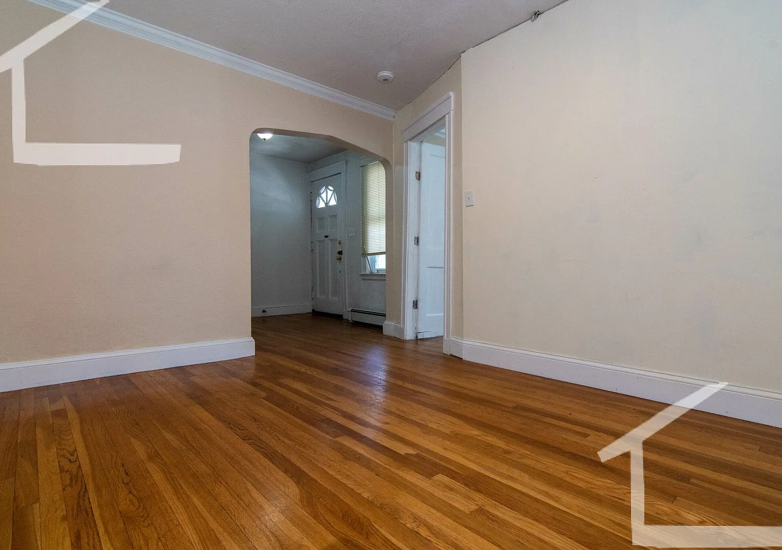 Great 3 Bed (1st Fl Duplex) Close to Green Line and Bus Stop — Photo 3