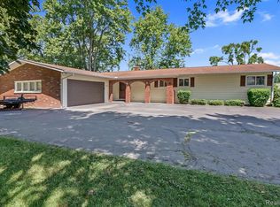 26055 Philcrest Dr, South Lyon, MI 48178