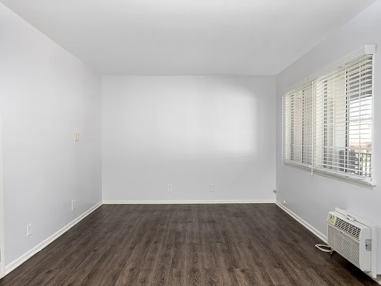 Verdugo Plaza Apartments — Photo 13