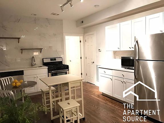 3rd image of 2611 N Fairfield Ave APT 2
