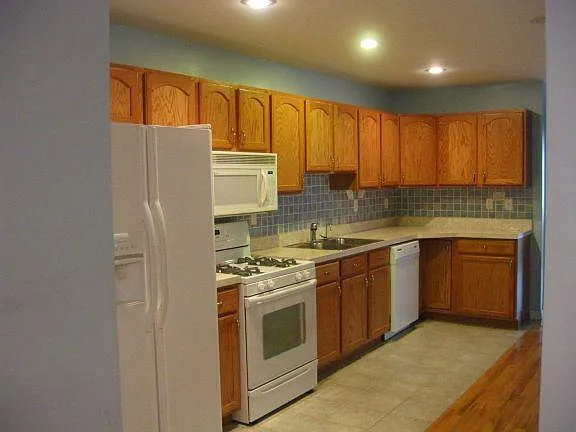Building Photo - 62 Corbin Ave #1