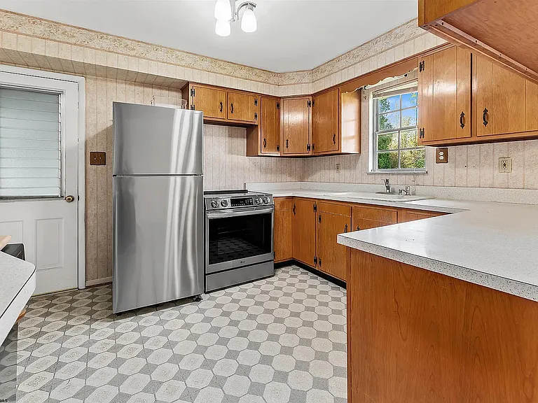 665 Killarney Dr — Photo 7