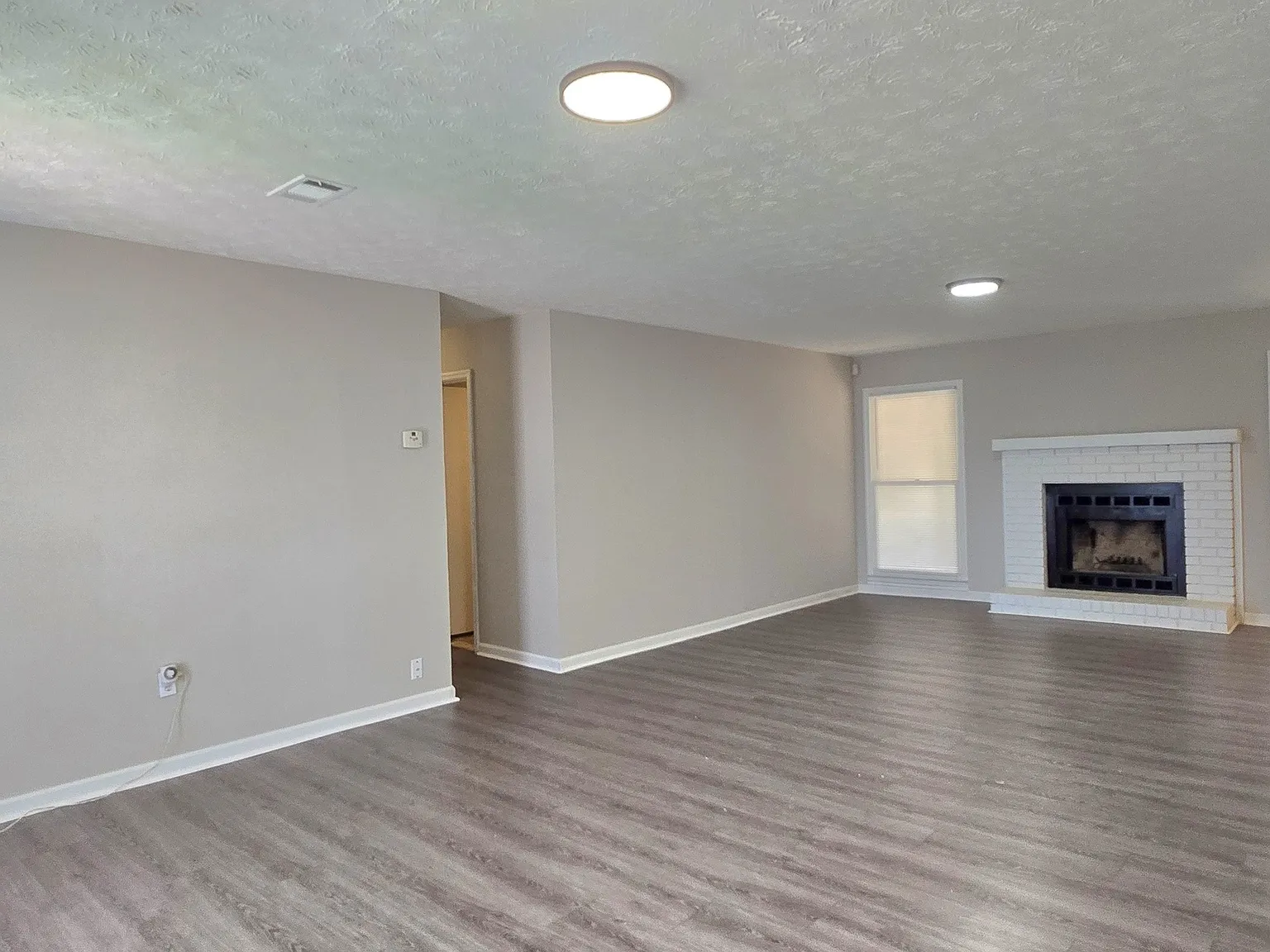 3 bed, 2.0 bath, 1320 sqft, $1,900 — Photo 3