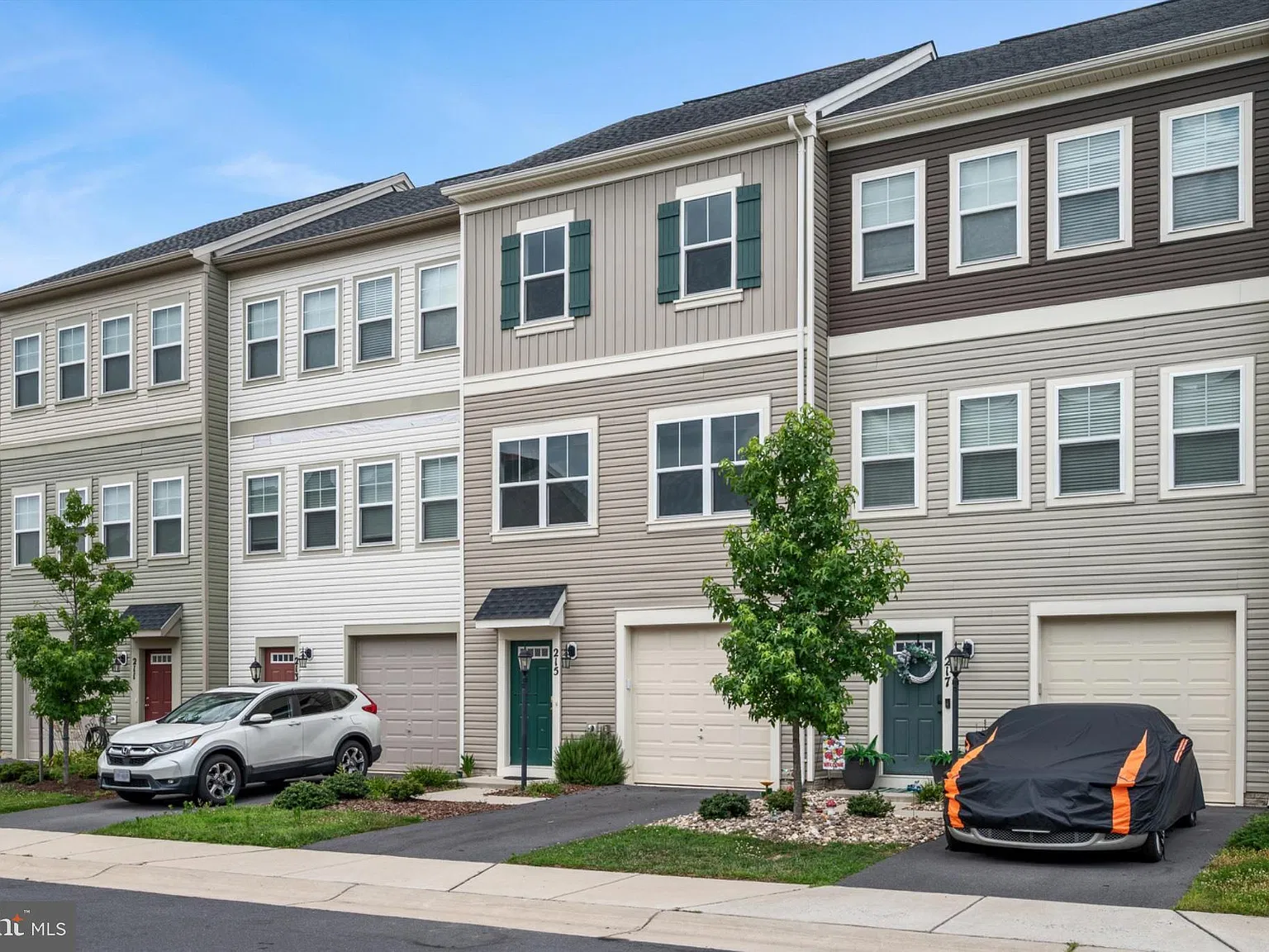 3 bed, 4.0 bath, 2090 sqft, $2,195 — Photo 2