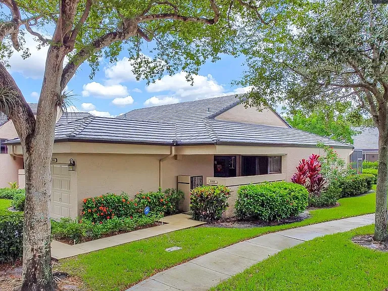 9366 Chelsea Dr N — Photo 15