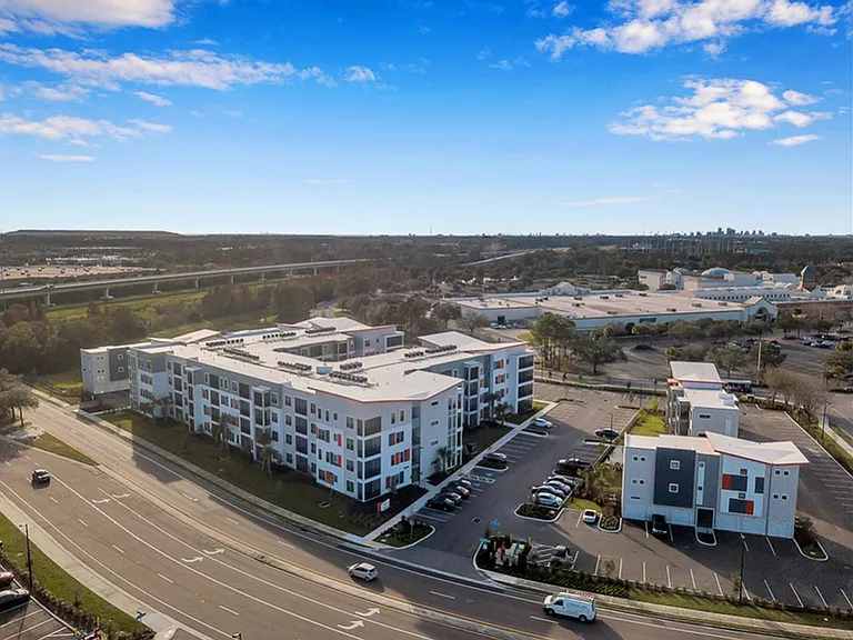 Nexus Brandon Apartments — Photo 43