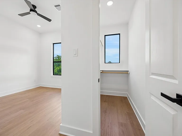 1325 W 22nd St — Photo 23