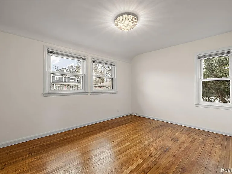 2046 Yorkshire Rd — Photo 20