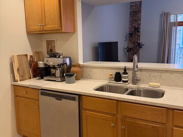 325 W 5th St #3 — Photo 6